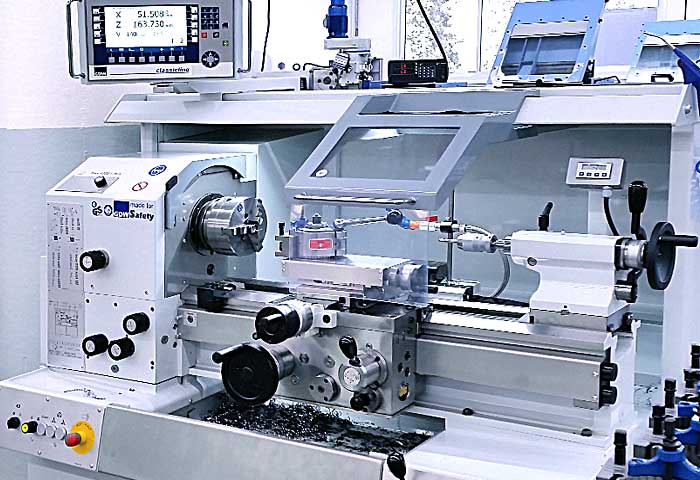 מכונת CNC במרכז ההכשרה הטכנולוגית של תעשיות בית-אל